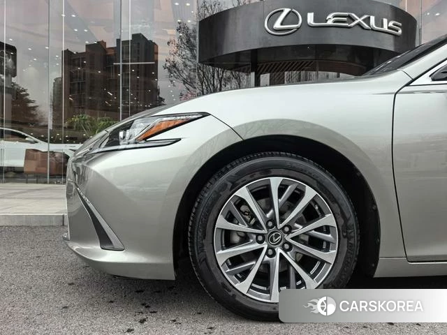 Lexus ES 2024 Серебристо-серый из Китая, фото 4