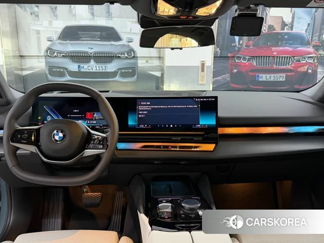 BMW 5 Series (G60) 2025 Небесно-голубой из Кореи, фото 4