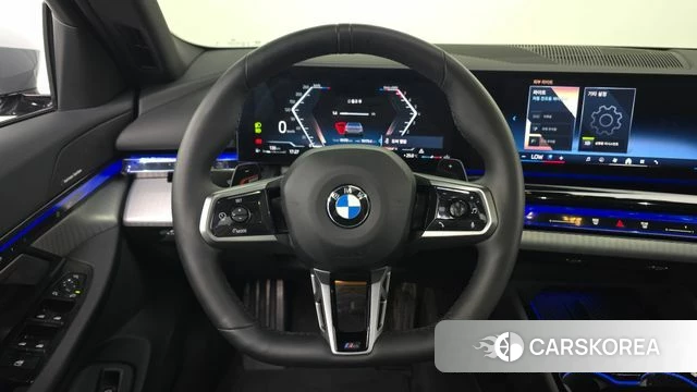 BMW 5 Series (G60) 2025 Светло-серебряный цвет из Кореи, фото 4