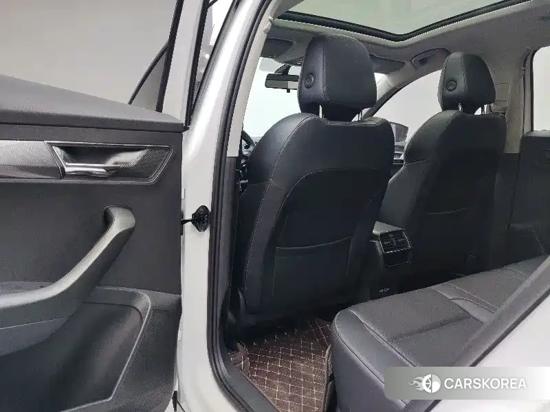 Skoda Karoq 2023 Белый из Китая, фото 4