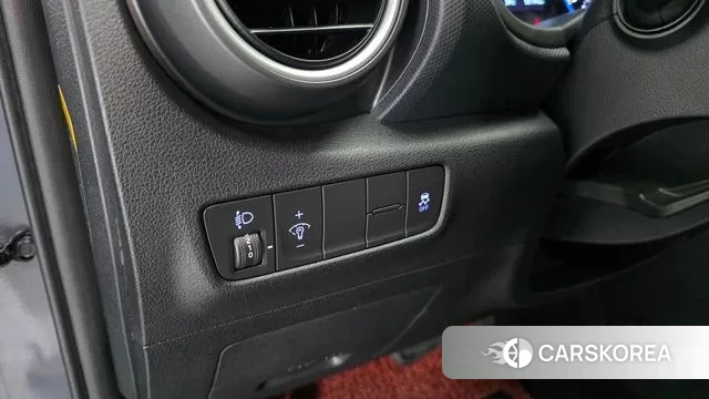 Hyundai Kona 2018 Светло-серебряный цвет из Кореи, фото 4