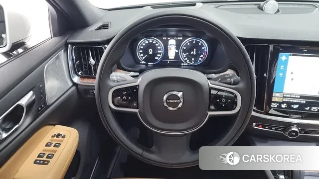 Volvo V60 Cross-Country 2nd Generation 2021 Жемчужный цвет из Кореи, фото 4