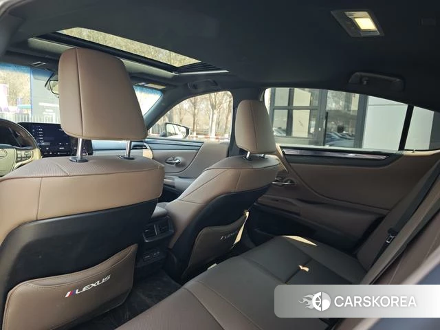 Lexus ES 2025 Серебристо-серый из Китая, фото 4