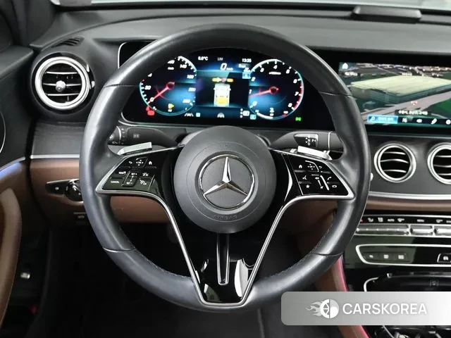 Mercedes-Benz E-Class W213 2022 Светло-серебряный цвет из Кореи, фото 4