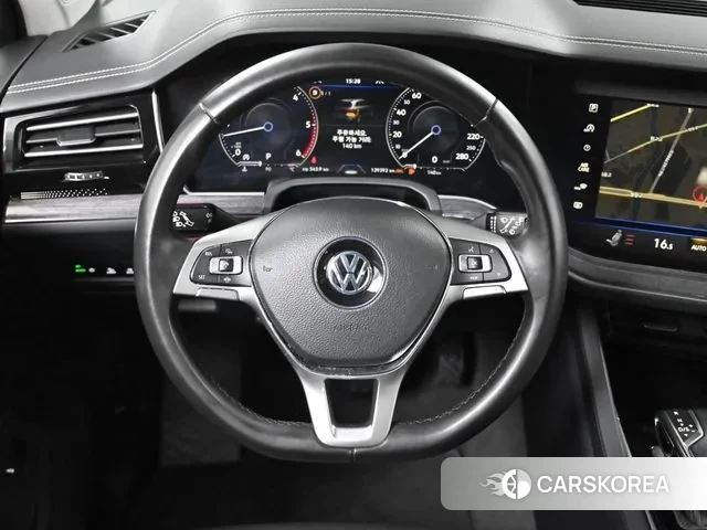 Volkswagen Touareg 3rd generation 2020 Черный из Кореи, фото 4