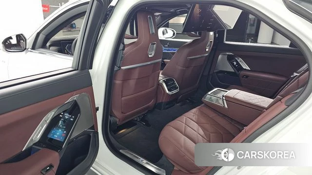 BMW 7 Series (G70) 2025 Белый из Кореи, фото 4