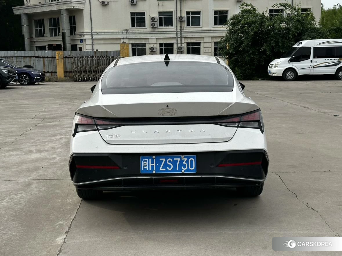 Hyundai Elantra 2023 Белый из Китая, фото 4