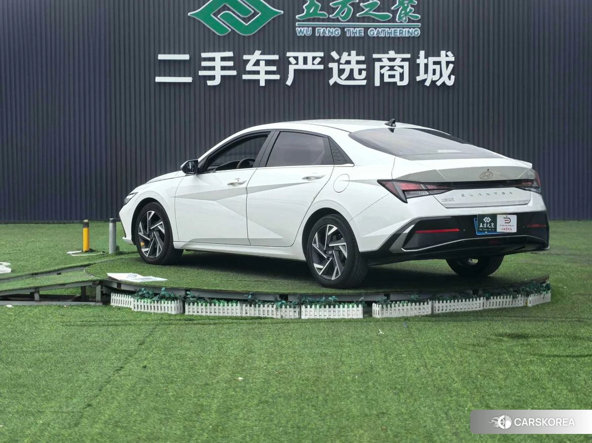 Hyundai Elantra 2023 Белый из Китая, фото 4