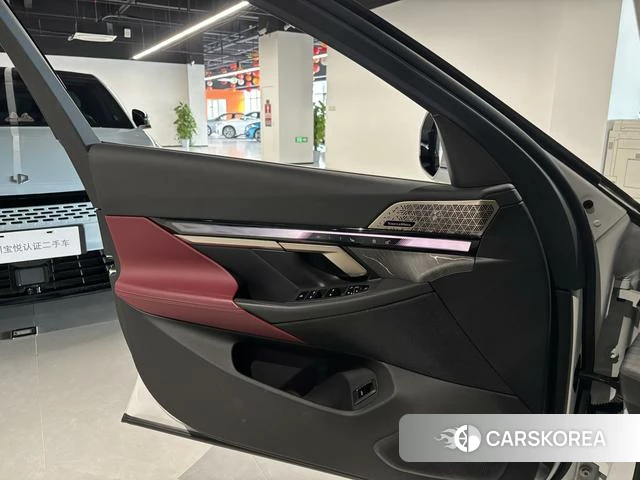 BMW 5 series 2025 Белый из Китая, фото 4