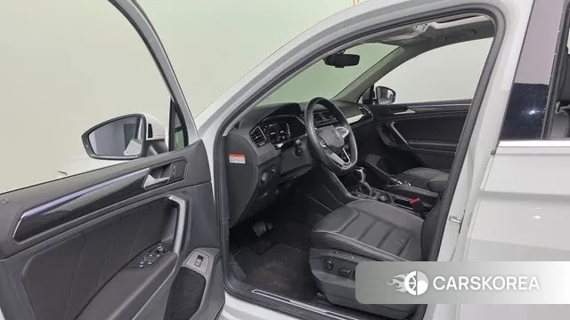 Volkswagen Tiguan second Generation 2023 Белый из Кореи, фото 4