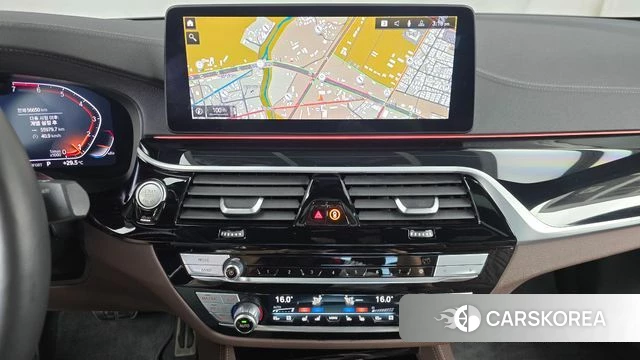 BMW 5 Series (G30) 2023 Серебристо-серый из Кореи, фото 4