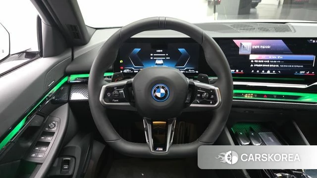 BMW 5 Series (G60) 2025 Белый из Кореи, фото 4