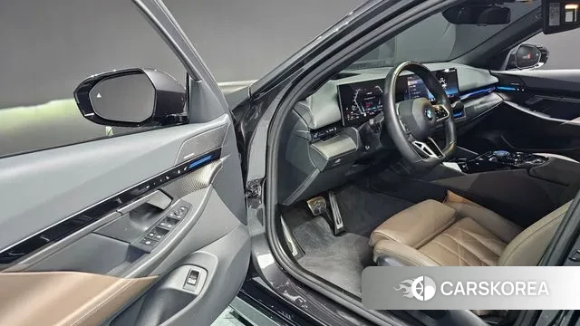 BMW 5 Series (G60) 2023 Серый из Кореи, фото 4