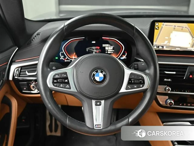 BMW 5 Series (G30) 2023 Серебристо-серый из Кореи, фото 4
