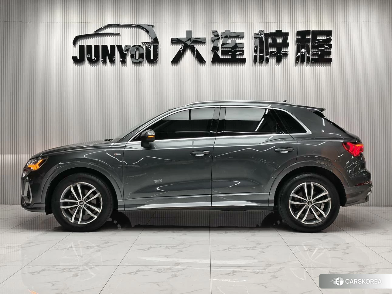 Audi Q3 2021 Темно-серый из Китая, фото 4