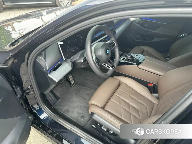 BMW 5 Series (G60) 2025 Черный из Кореи, фото 4