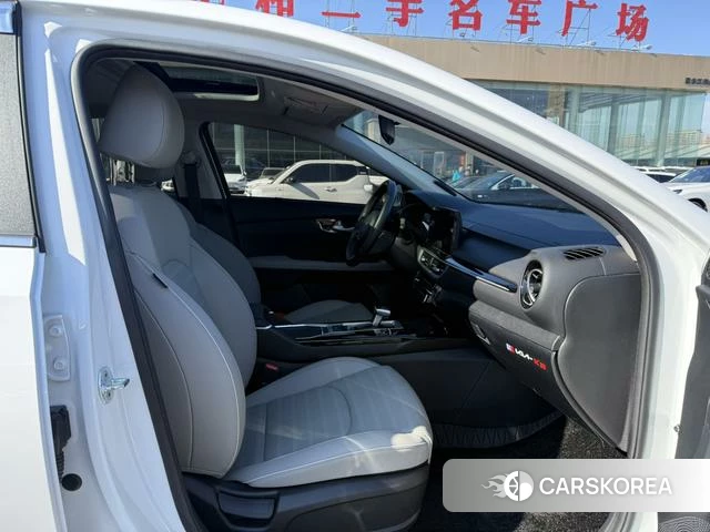 Kia K3 2023 Белый из Китая, фото 4
