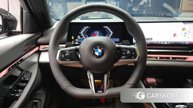 BMW 5 Series (G60) 2025 Черный из Кореи, фото 4