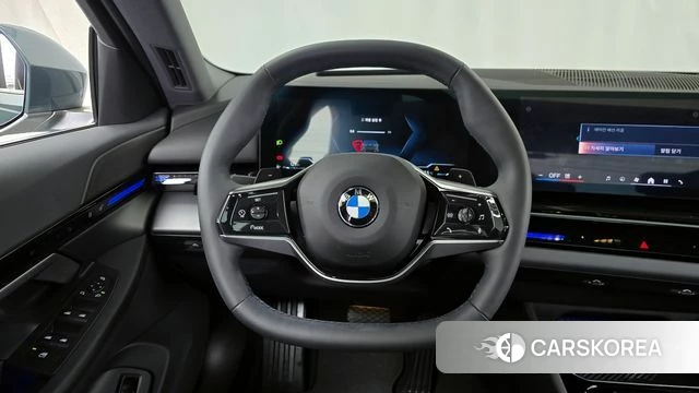 BMW 5 Series (G60) 2024 Небесно-голубой из Кореи, фото 4