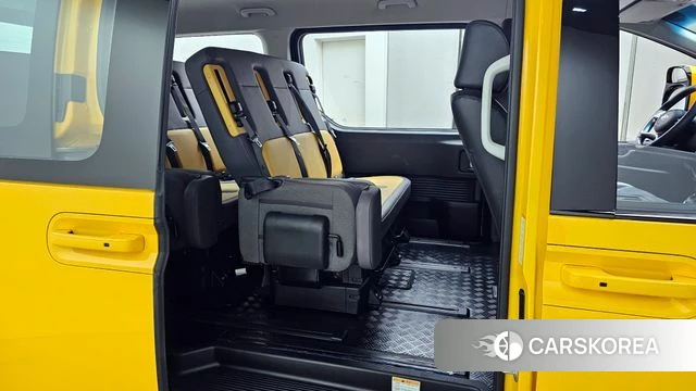 Hyundai Staria 2023 Желтый из Кореи, фото 4