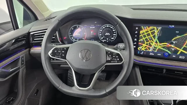 Volkswagen Touareg 3rd generation 2023 Белый из Кореи, фото 4