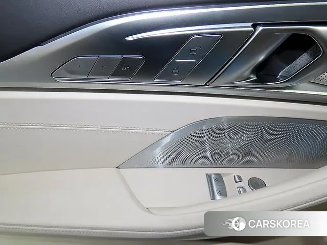 BMW 8 Series (G15) 2023 Серебристо-серый из Кореи, фото 4