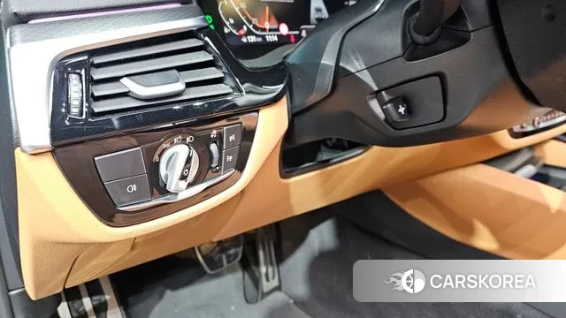 BMW 5 Series (G30) 2023 Серебристо-серый из Кореи, фото 4