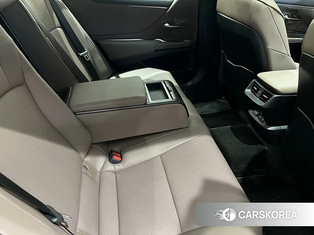 Lexus ES 2026 Серебристо-серый из Китая, фото 4