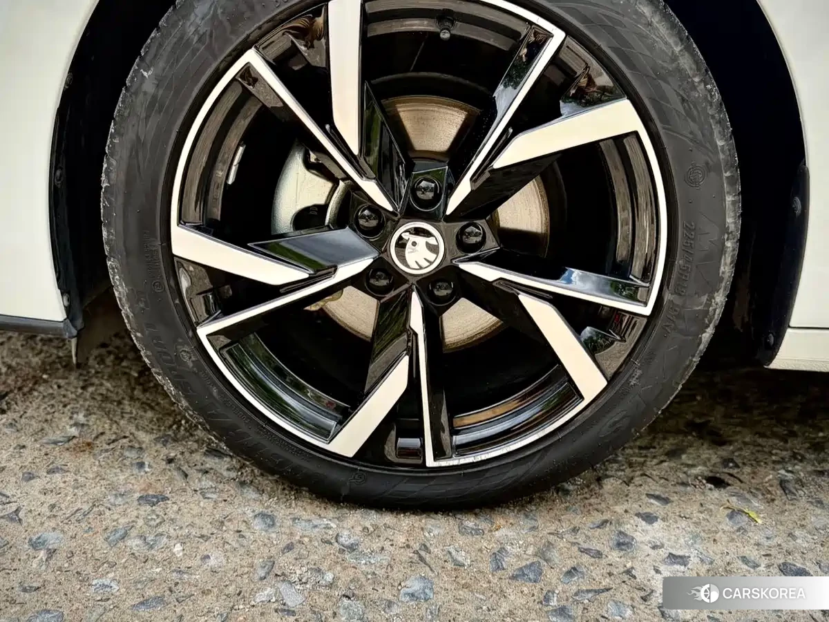 Skoda Octavia 2023 Белый из Китая, фото 4