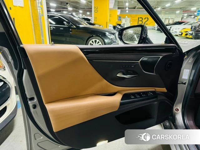 Lexus ES300h 7th generation 2021 Песочный из Кореи, фото 4