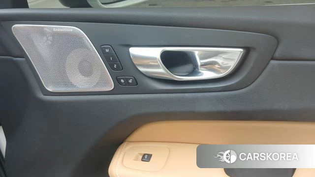 Volvo XC60 second Generation 2023 Жемчужный цвет из Кореи, фото 4