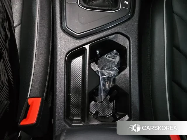 Volkswagen Tiguan second Generation 2023 Белый из Кореи, фото 4