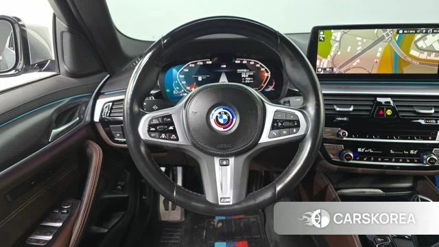 BMW 5 Series (G30) 2023 Серебристо-серый из Кореи, фото 4