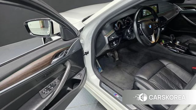 BMW 5 Series (G30) 2018 Белый из Кореи, фото 4