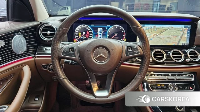 Mercedes-Benz E-Class W213 2018 Светло-серебряный цвет из Кореи, фото 4