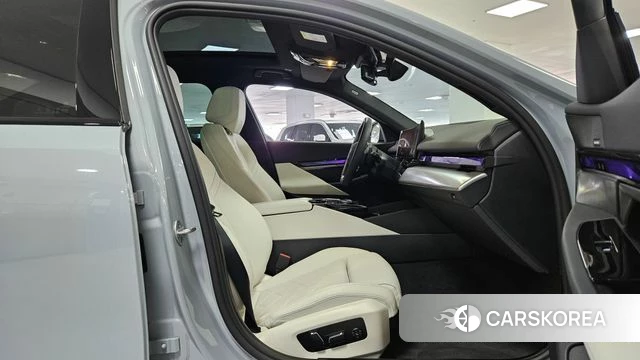 BMW 5 Series (G60) 2026 Цвет галактики из Кореи, фото 4