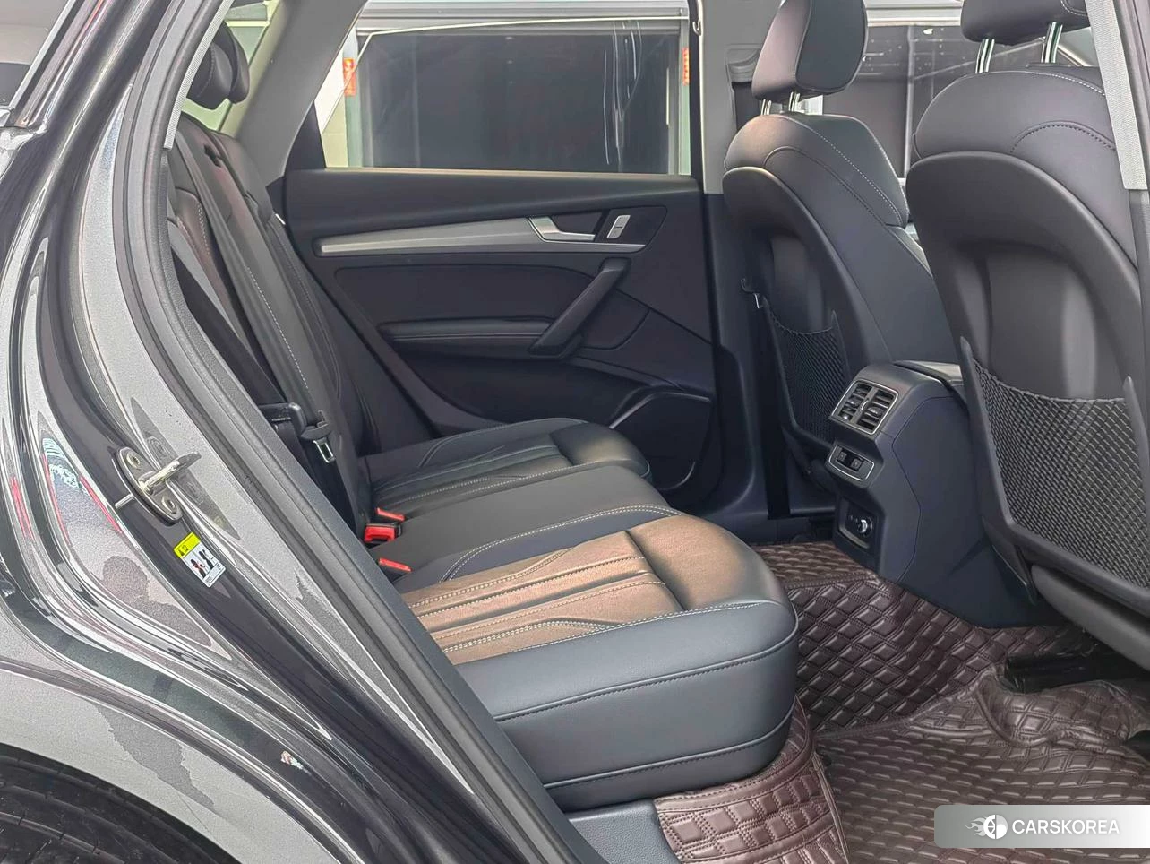 Audi Q5L 2023 Темно-серый из Китая, фото 4