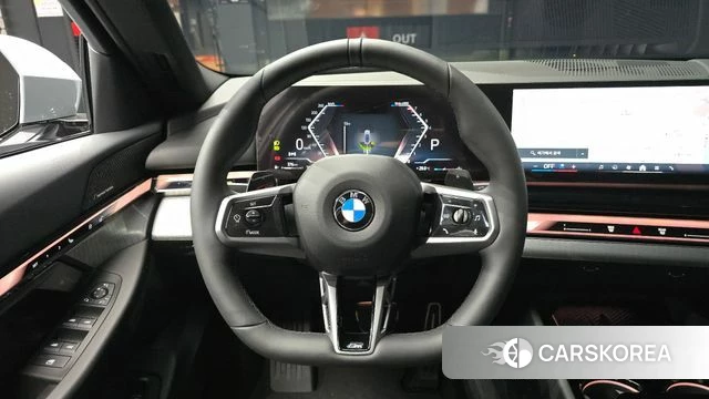 BMW 5 Series (G60) 2025 Серебристо-серый из Кореи, фото 4