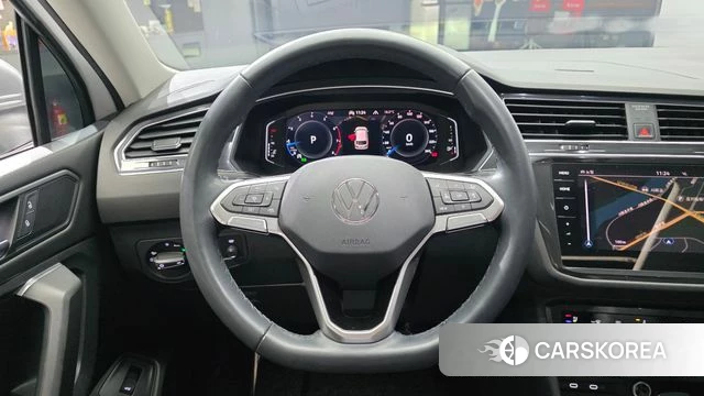 Volkswagen Tiguan Allspace 2023 Белый из Кореи, фото 4