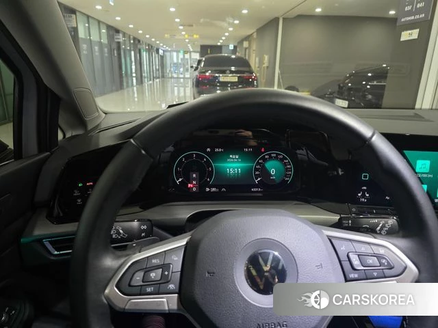 Volkswagen Golf 8th Generation 2023 Белый из Кореи, фото 4