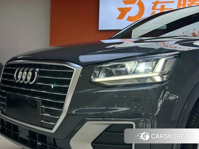 Audi Q2L 2020 Темно-серый из Китая, фото 4