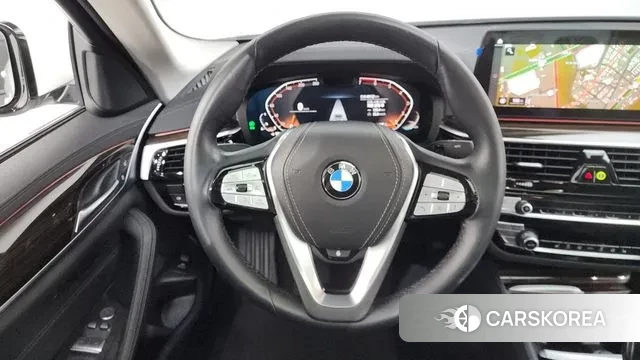 BMW 5 Series (G30) 2023 Белый из Кореи, фото 4