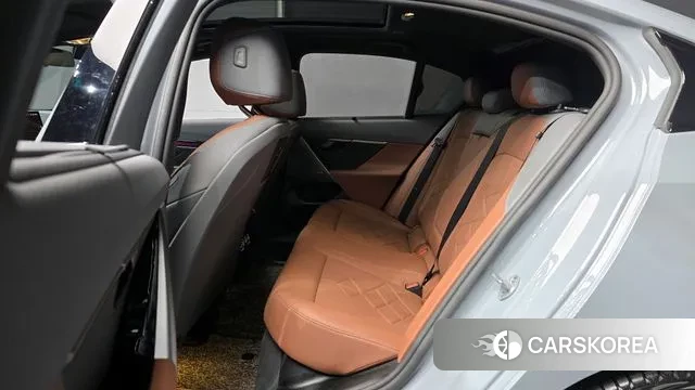 BMW 5 Series (G60) 2025 Светло-серебряный цвет из Кореи, фото 4