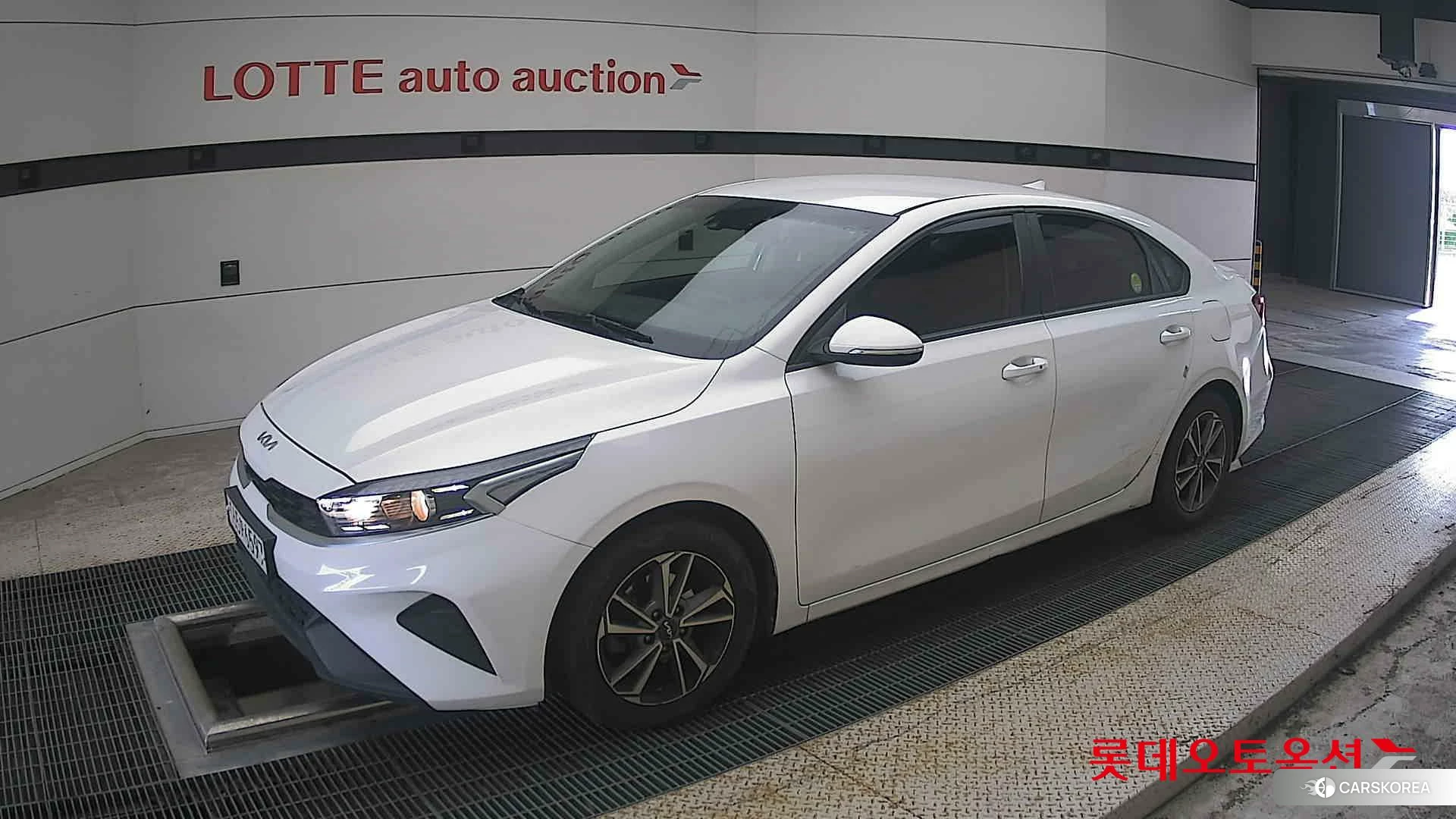 Kia K3 2022 Snow White Pearl из Кореи, фото 4