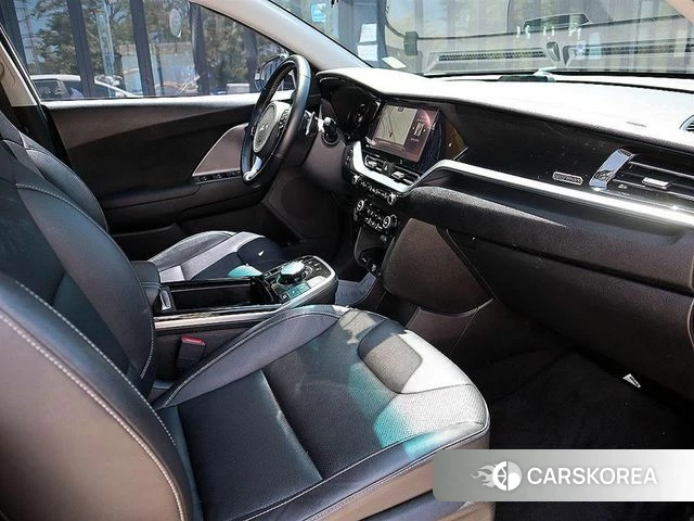 Kia Niro Plus 2023 Белый из Кореи, фото 4