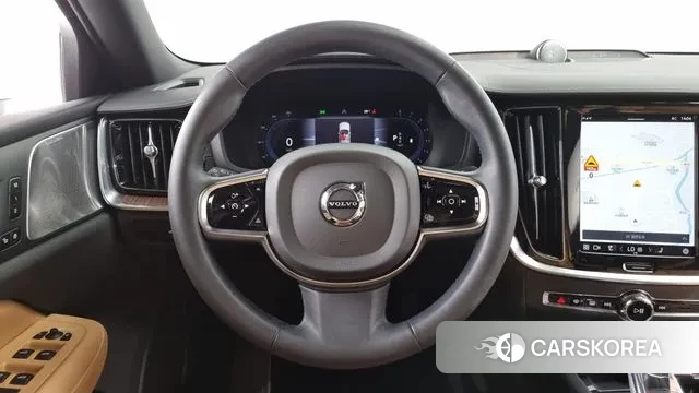 Volvo S60 3rd generation 2023 Белый из Кореи, фото 4