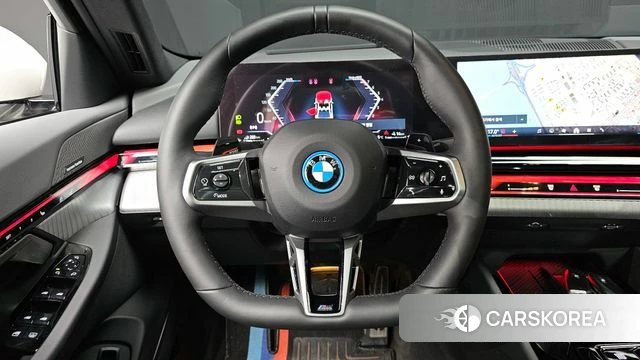 BMW 5 Series (G60) 2025 Белый из Кореи, фото 4