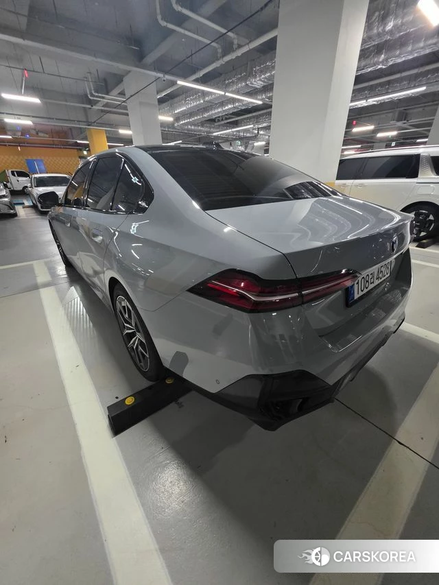 BMW 5 Series (G60) 2024 Серый из Кореи, фото 4