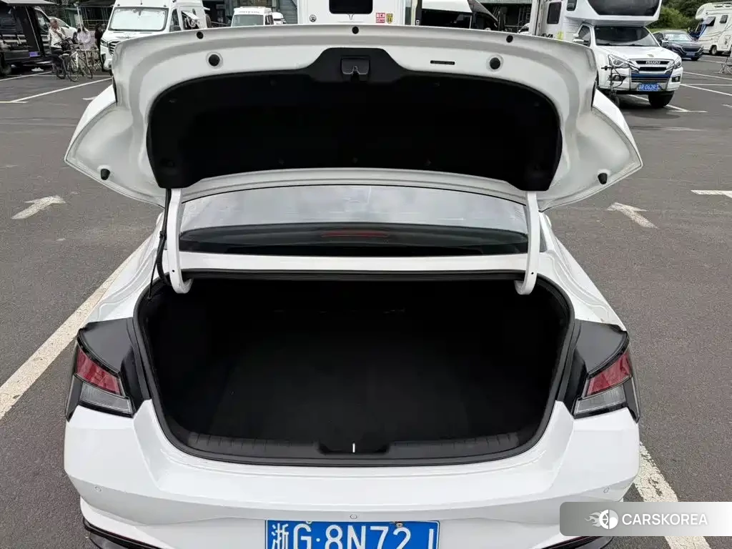 Hyundai Elantra 2023 Белый из Китая, фото 4
