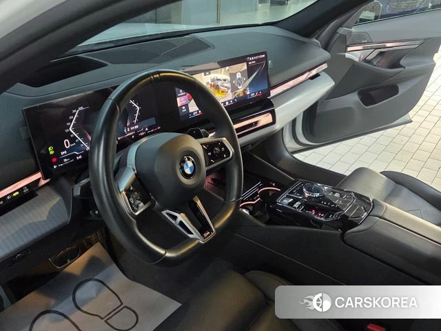 BMW 5 Series (G60) 2023 Белый из Кореи, фото 4